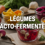 Bocaux de recette legume lacto fermente colorés sur table rustique