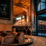avis sur f&k bistroclub à Lyon : plateau avec saucisson brioché et verres, gare des Brotteaux