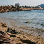 Plage du Trelus : sable, rochers et eau près de Toulon